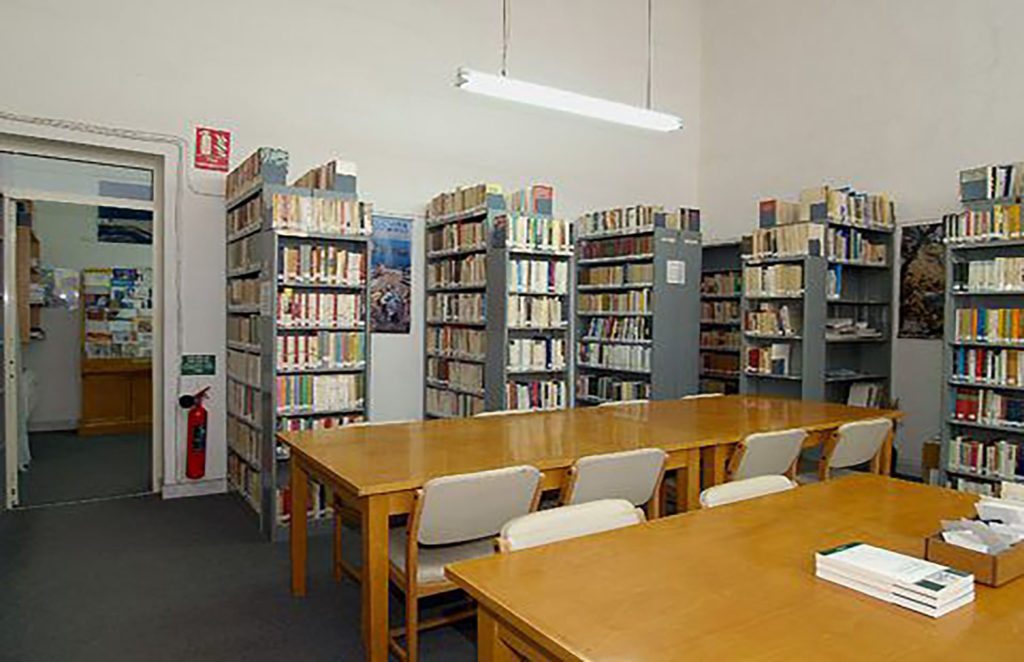 intérieur d'une bibliothèque